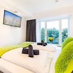 Prora - Familienfreundliche Ferienwohnung mit Balkon, Meerblick, Gemeinschaftssauna und Elektrogrill - Have a nice Day * Binz